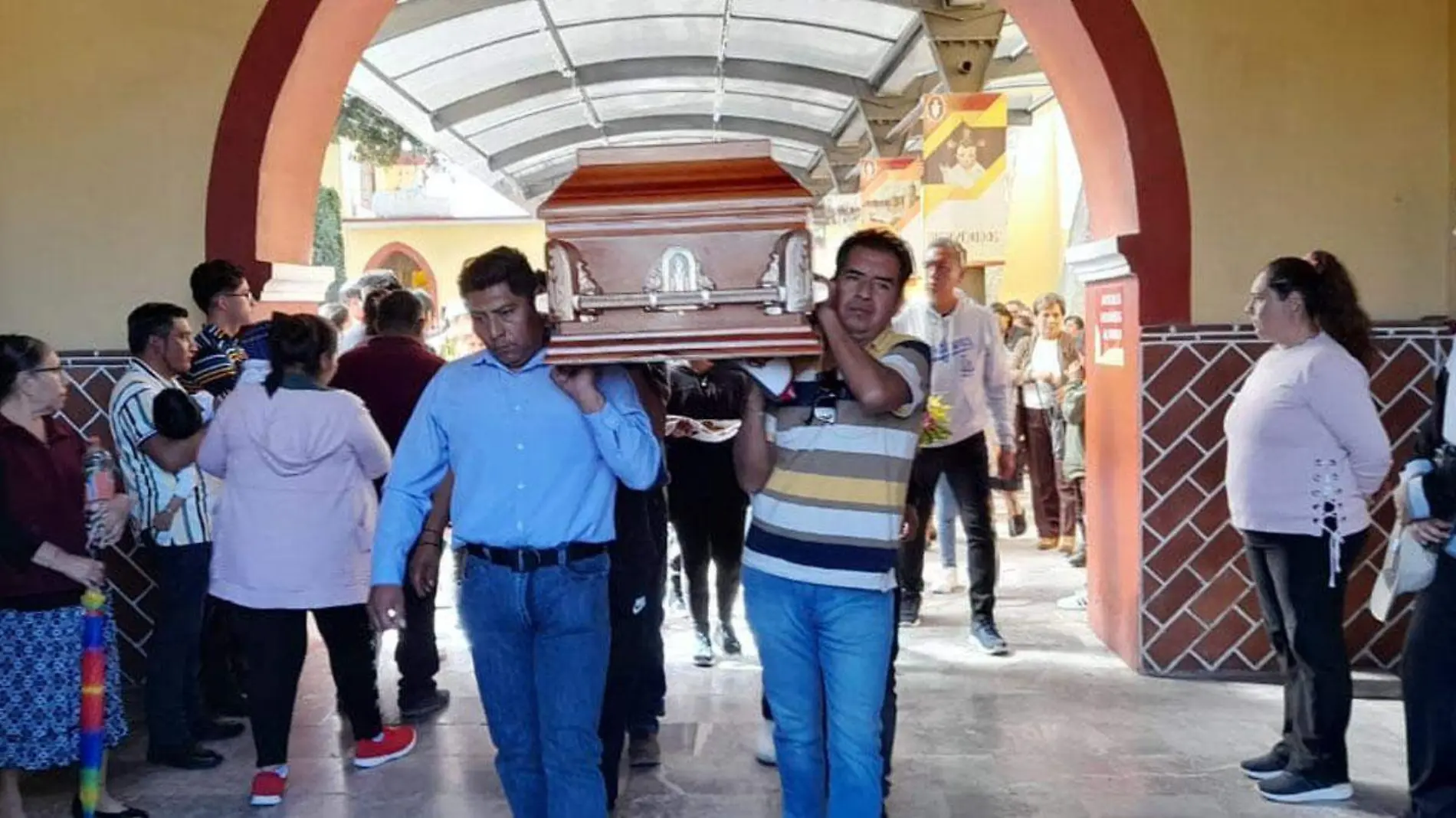 políca asesinada es despedida en iglesia del niño doctor